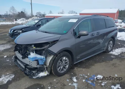 2021 Toyota Sienna Le z USA, uszkodzony, nr VIN 5TDKRKEC6MS022553
